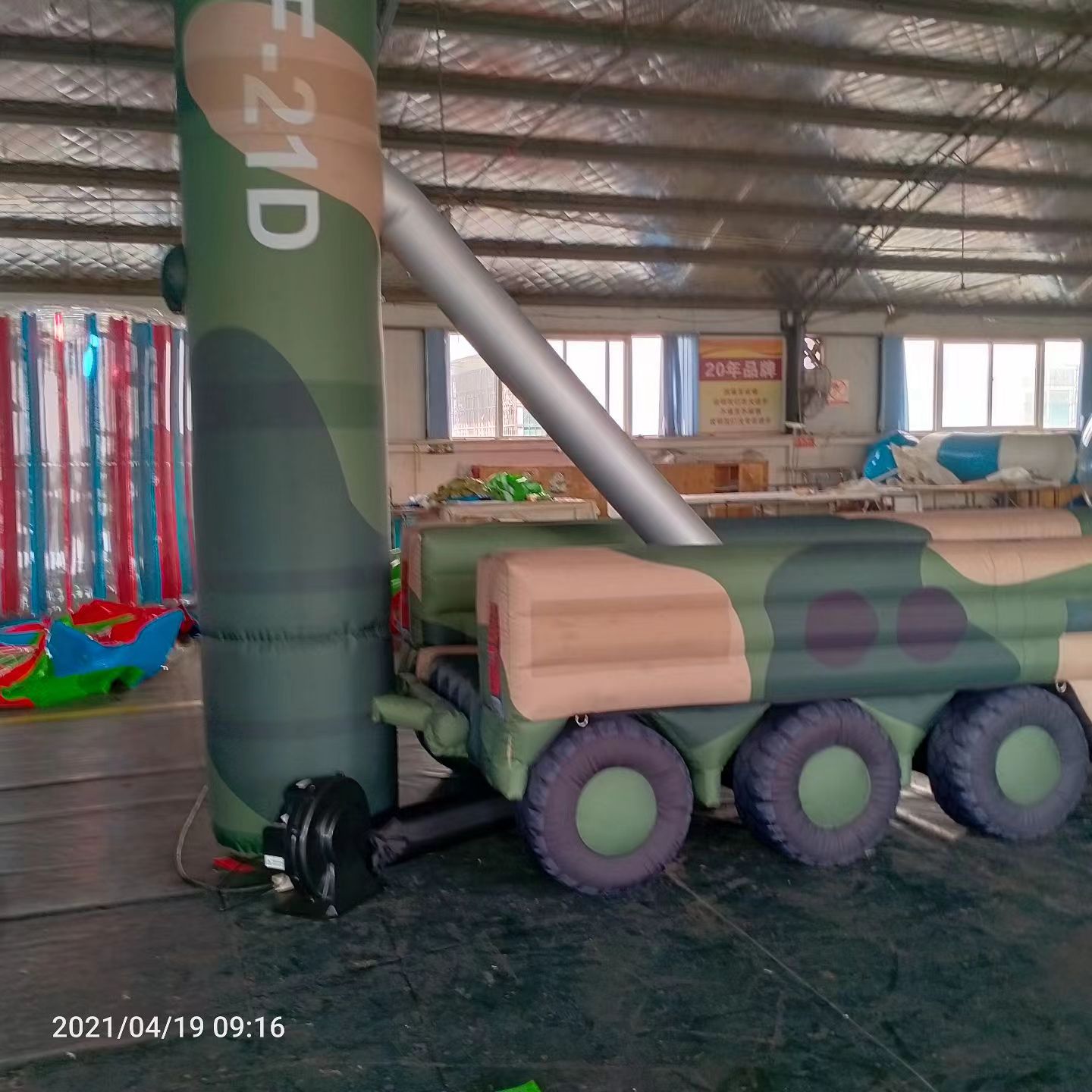 钟祥军事演习中的充气目标车辆：模拟发射车雷达车坦克飞机